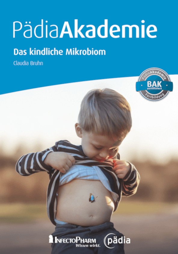 Cover des Themenhefts der PädiaAkademie mit dem Titel "Das kindliche Mikrobiom" von Claudia Bruhn. Das Titelbild zeigt einen kleinen Jungen, der neugierig auf einen Schmetterling auf seinem Bauch blickt.