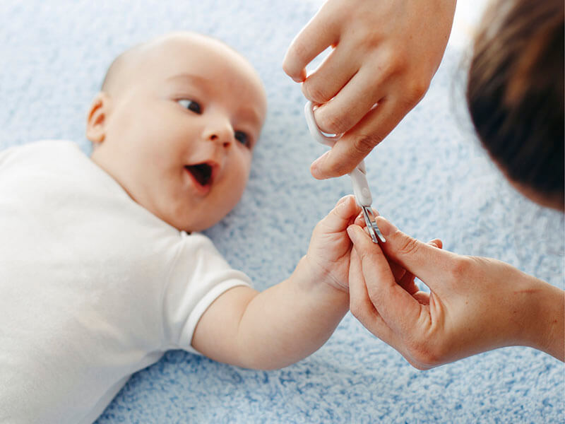 Baby Fingernägel schneiden