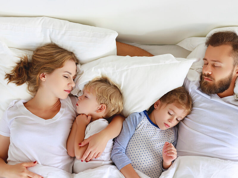 Familie schläft und erholt sich
