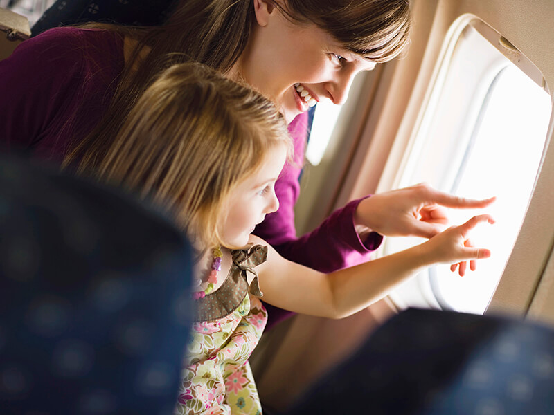 Mutter und Kind im Flugzeug