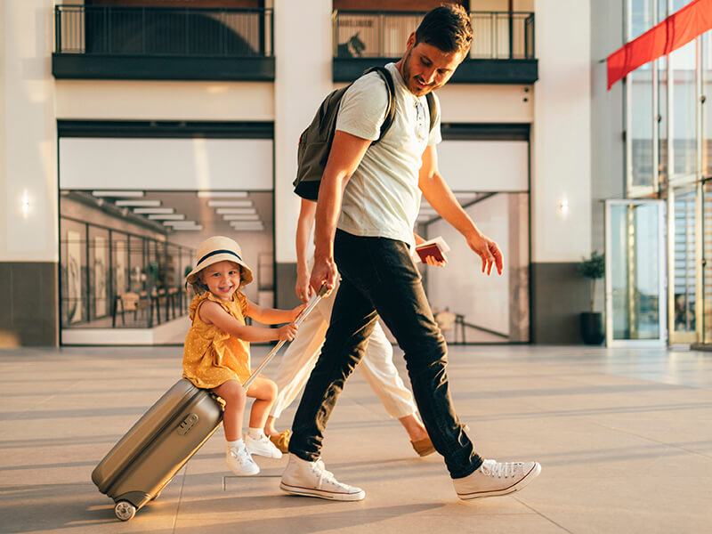 Vater fliegt mit Tochter in Urlaub