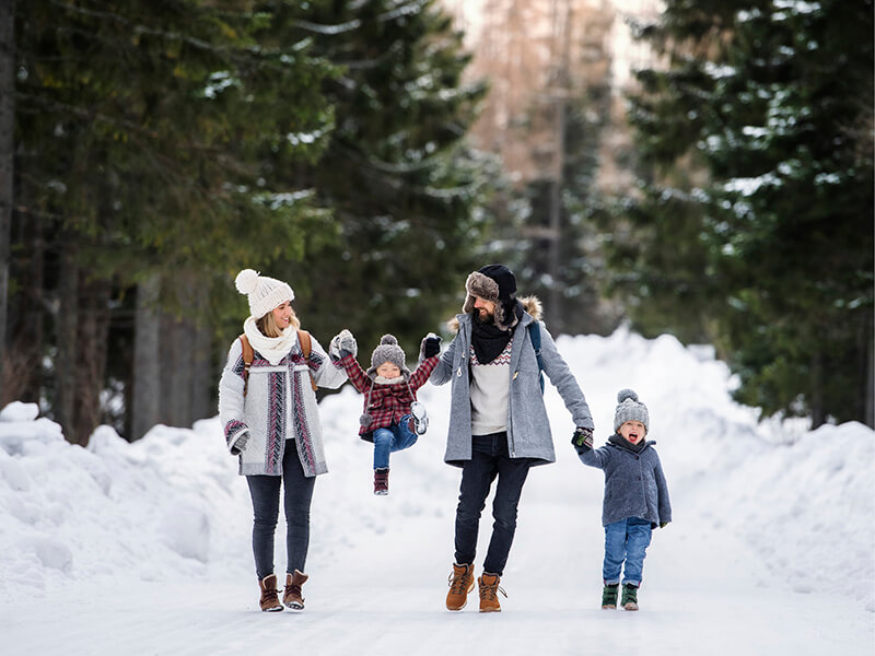 Familie geht im Winter spazieren